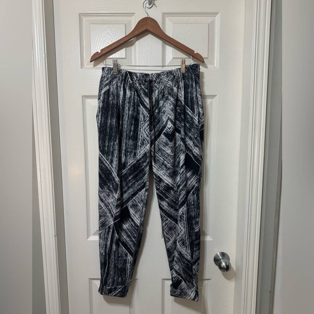 Lululemon jet crop size 8/10 vvvguc